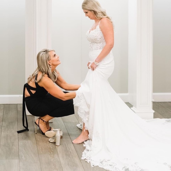 Stunning Pre-Owned Allure Bridals Wedding Gown - Ivory/Nude Lining, Size 10 - Picture 7 of 15